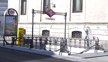 Entrance to Tribunal station