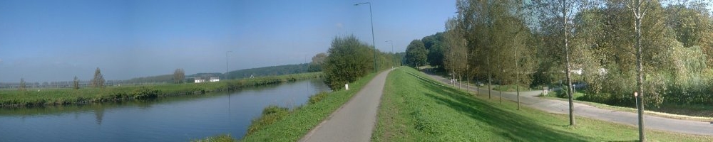 Het Julianakanaal met fietspad, nabij Kasteel Elsloo