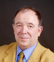 Portrait photographique en couleurs d'un homme portant une cravate