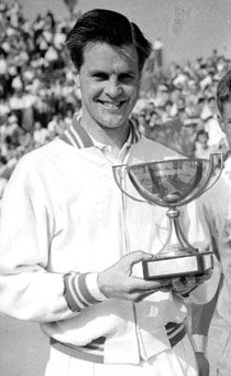 Sven Davidson v roce 1957 po vítězství na French Open