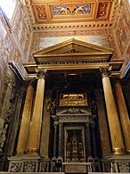 Transept sud avec le bas-relief de Curzio Vanni.