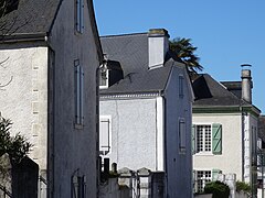 Photographie en couleurs de fermes dans une ville.