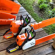 Stihl benzinli motorlu testereler: MS 170 (ön planda), MS 290 Farm Boss (arka planda)