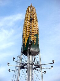 Torre de auga en Rochester, Minnesota pintada como unha mazorca de millo