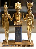 Osiris trên trụ lapis lazuli ở giữa, được canh giữ bởi Horus bên trái và Isis bên phải, triều đại thứ 22, Louvre.