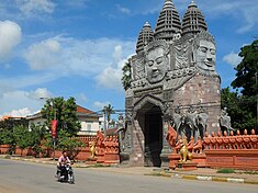 Templomkörzet udvarának bejárati kapuja, Wat Kandal, Battambang