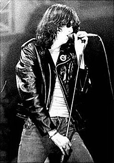 O cantaire estausunidense Joey Ramone, en una imachen de 1980.