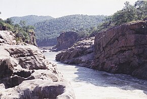 Le fleuve trace son chemin à travers les collines de la chaîne des Biligiriranga, massif montagneux formant une barrière entre le Deccan et le Kongu Nadu.