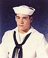 Mariñeiro estadounidense co uniforme de verán, coa característica gorra de mariñeiro norteamericana.