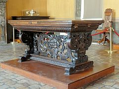 Table "en éventail" (troisième quart du XVIe siècle, château d'Ecouen).