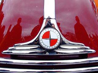 Новый логотип принятый в 1951 году с красным и белыми цветами, с ним автомобили выходили под маркой EMW