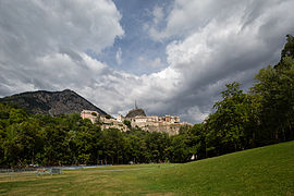 L'enceinte de la cité Vauban depuis le parc de la Schappe.