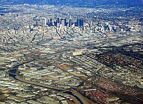 Downtown Los Angeles yakınlarında nehir