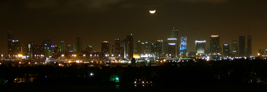 Vue panoramique de la ville, la nuit.