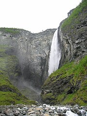 Haute chute d'eau le long d'une falaise rocheuse.