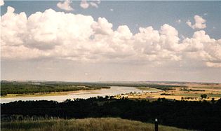 O Missouri perto do Fort Abraham Lincoln State Park a sul de Bismarck (Dakota do Norte)