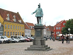 Køge Torv dengan patung Raja Frederik VII