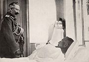 1916年、ヴェルダン近くの野戦病院に入院する戦傷者を見舞うヴィルヘルム2世。