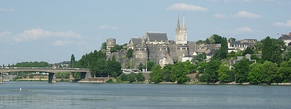 Panoramique de la Maine face au château et à la cathédrale