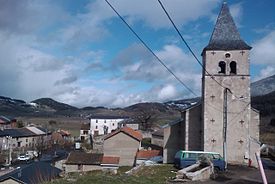 Vista de Montaillou e sua igreja
