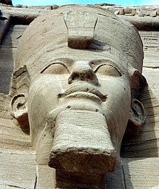 ’n Standbeeld van Ramses II by Aboe Simbel.
