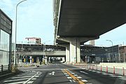駅の位置関係。高架道路が名古屋第二環状自動車道、地上の道路が国道302号（名古屋環状2号線）。