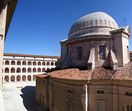 La Vieille Charité à Marseille, vue des façades intérieures et de la chapelle.
