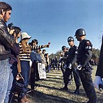 Vietnamdemonstration med blommor och militärpolis utanför Pentagon, USA, 1967.