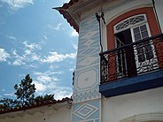 Casarão colonial em Paraty-RJ com detalhe de signos maçônicos