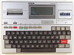 Der Epson HX-20 von 1982, ein akkubetriebener Handheld-Computer mit Bandlaufwerk, eingebautem BASIC und Drucker, gilt als eines der ersten Notebooks.