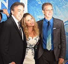 Peter Del Vecho, Jennifer Lee et Chris Buck (de gauche à droite) pris en photo à l'avant-première au El Capitan Theatre.