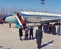 O presidente Nixon deixando o SAM 26000 na sua visita a China.