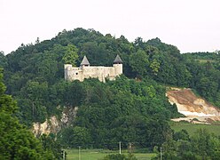 Burgruine Novigrad na Dobri auf einem Hügel über dem Fluss Dobra nahe Karlovac