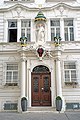 Portál rektorátu ve Vídni s řádovým znakem a sochou sv. Karla Boromejského