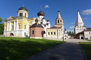 Часовня (кирпичная, в центре) в 2016 году