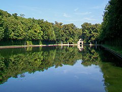 Miroir d'eau et embarcadère au parc.