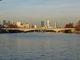 Le pont en 2006, avec en arrière-plan le quartier de La Défense.