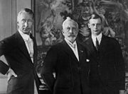 1927年、オランダ・ドールン館。左から息子ヴィルヘルム（元皇太子）、ヴィルヘルム2世、孫ヴィルヘルム。