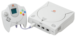 Egy észak-amerikai Dreamcast, kontrollerrel és egy VMU-val