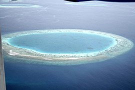 Un atoll corallien aux Maldives.