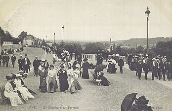 Photographie en noir et blanc de personnes en costumes anciens dans une rue.