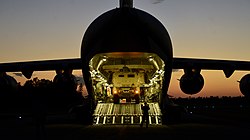 HIMARS во время выгрузки из самолёта C-17 Globemaster III в Херлберт-Филд, штат Флорида, 25 апреля 2013 года