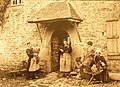 Langonnet : femmes au rouet et à la quenouille (photographie de Philippe Tassier, début XXe siècle).