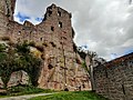 Die Burg sitzt direkt auf Sandsteinfelsen