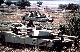 Des M1 Abrams de la 24e division d’infanterie mécanisée en manœuvre lors de l'exercice OTAN Display Determination, en 1987.