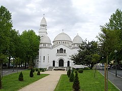 Photographie en couleurs d'une église de style néo-byzantin avec toiture en dôme.