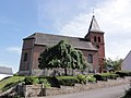 L'église Saint-Clément avec des dalles funéraires.