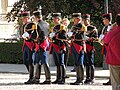 Xendarmes franceses con uniformes de gala, moi semellante aos militares, como os xendarmes son membros das forzas armadas francesas.
