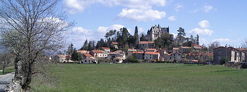 Vue du village de Montdardier au pied du château.