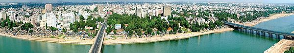 Panorama Ahmedabada preko rijeke Sabarmati koja je premoštena sa sedam mostova u gradu.